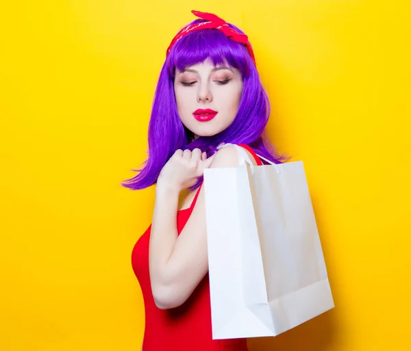 Ung kvinna med shoppingväska — Stockfoto