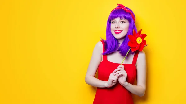 Jovem mulher com pinwheel brinquedo — Fotografia de Stock