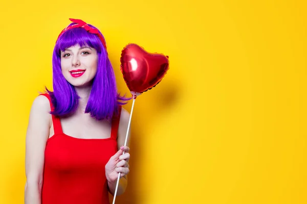 Junge Frau mit herzförmigem Ballon — Stockfoto