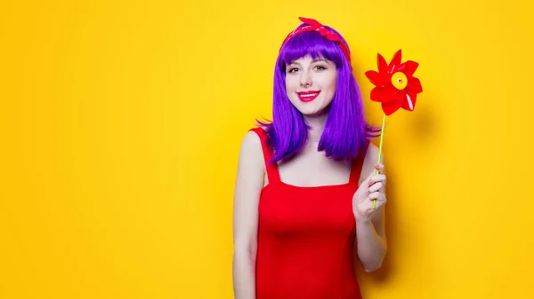 Jovem mulher com pinwheel brinquedo — Fotografia de Stock
