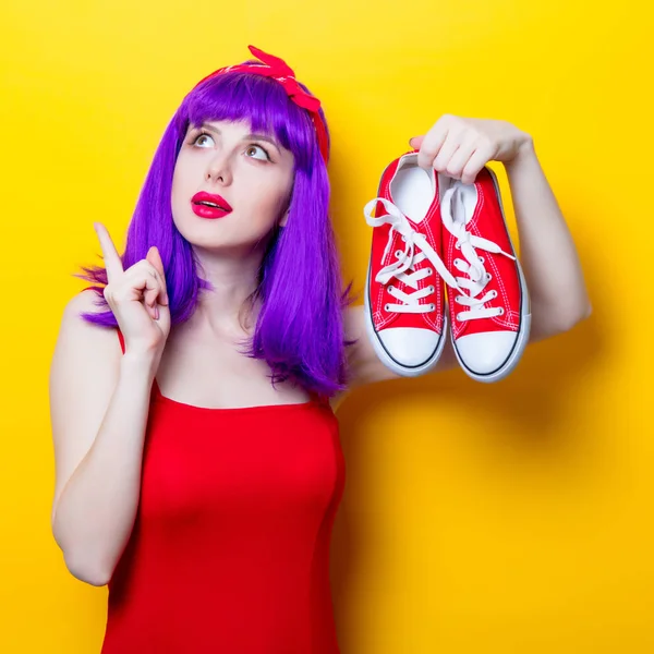 Ung kvinna med sneakers — Stockfoto