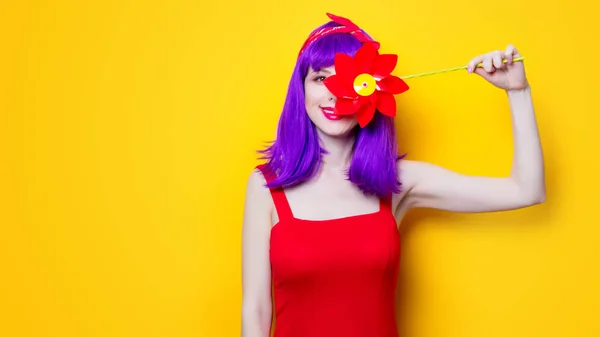 Junge Frau mit Windrad-Spielzeug — Stockfoto