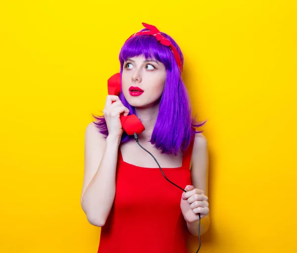赤い携帯電話を持つ若い女性 — ストック写真