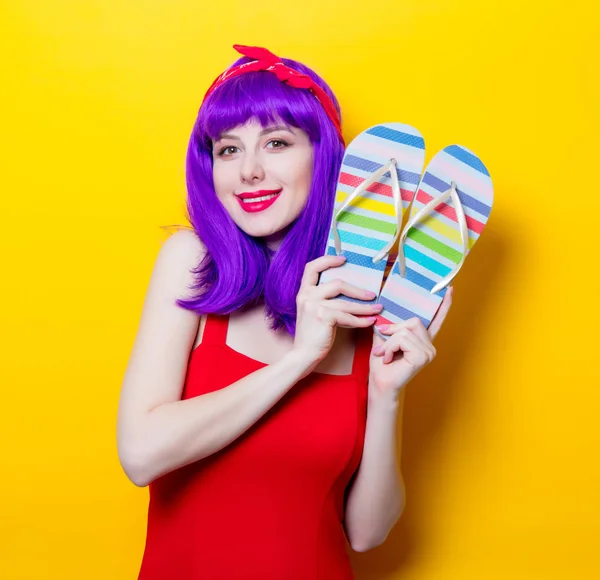 Ung kvinna med färgglada flip flops — Stockfoto