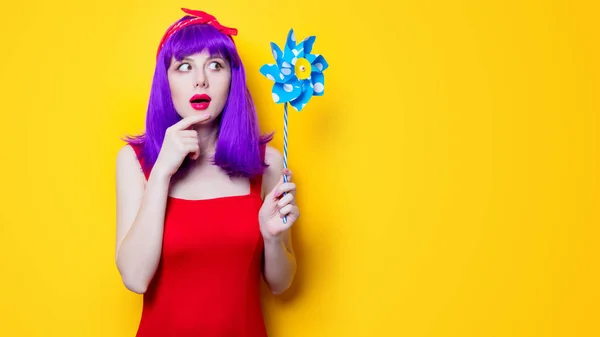 Jovem mulher com pinwheel brinquedo — Fotografia de Stock