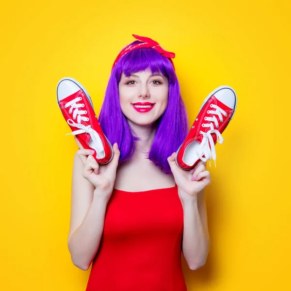 Giovane donna con sneakers — Foto Stock