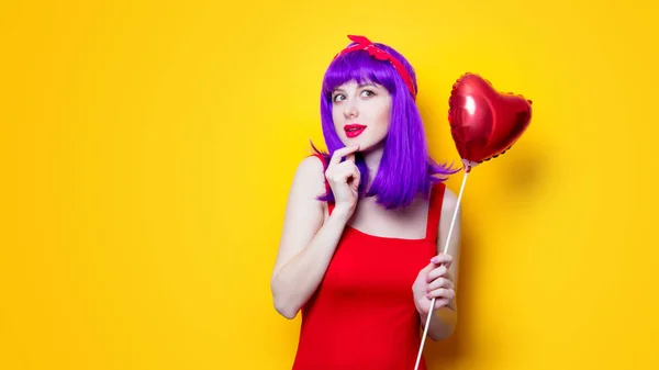 Junge Frau mit herzförmigem Ballon — Stockfoto