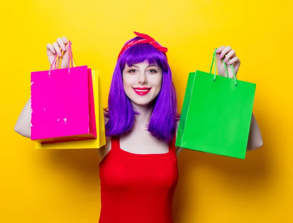 Mujer joven con bolsas de compras —  Fotos de Stock