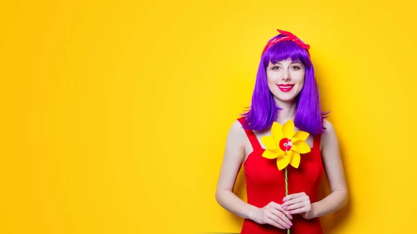 Junge Frau mit Windrad-Spielzeug — Stockfoto