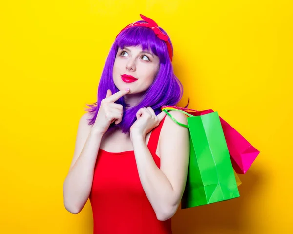 Mujer joven con bolsas de compras — Foto de Stock