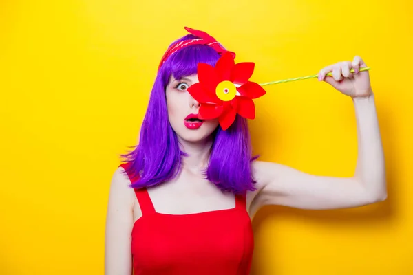 Mujer joven con pinwheel juguete —  Fotos de Stock