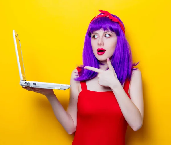 Jovem mulher com laptop — Fotografia de Stock