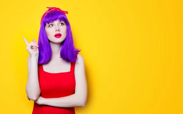 Mulher jovem com cabelo roxo — Fotografia de Stock