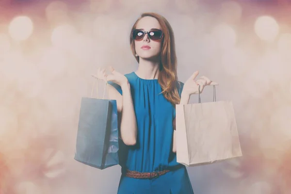 ショッピングバッグを持つ美しい若い女性 — ストック写真