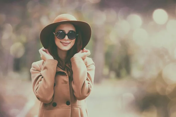 Bella giovane donna nel parco autunnale — Foto Stock