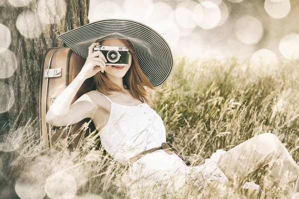 Femme assise près de l'arbre avec caméra — Photo