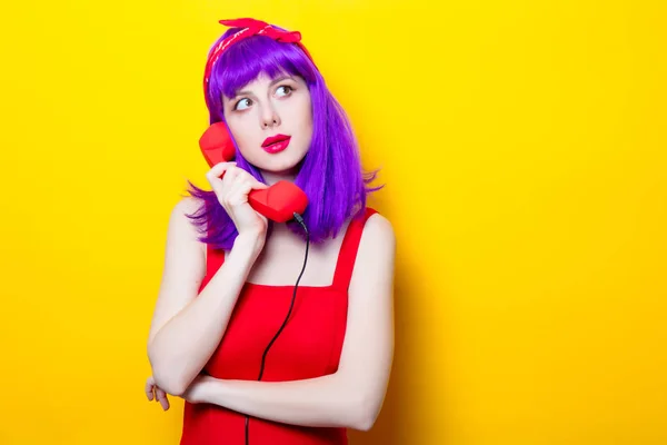 Jovem mulher com aparelho vermelho — Fotografia de Stock