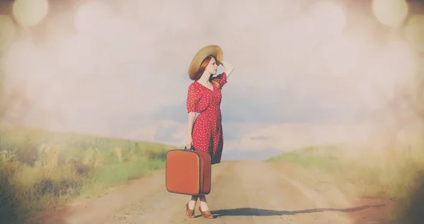 Mujer con maleta en la carretera — Foto de Stock