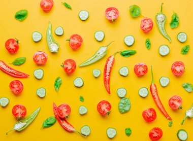 kesme kırmızı biber ve domates