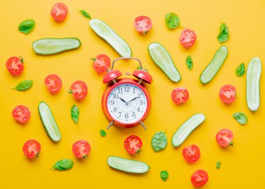 domates ve kırmızı çalar saat 