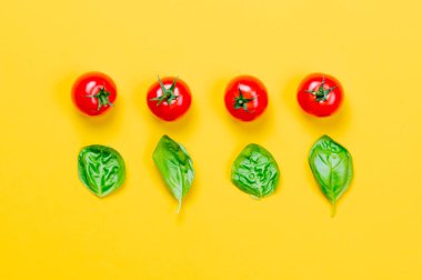 taze olgun domates ve fesleğen yaprakları