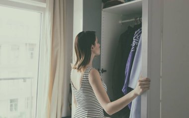 Kıyafet seçen kadın