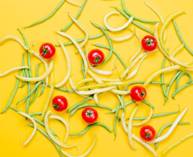 Sarı ve yeşil fasulye domates 