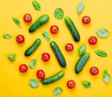 Taze domates ve salatalık.