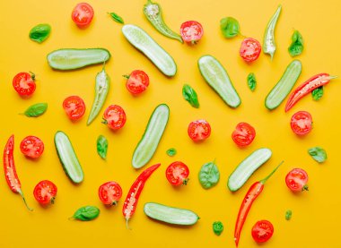 kesme kırmızı biber ve domates