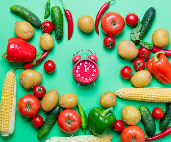 Будильник і різні овочі — стокове фото