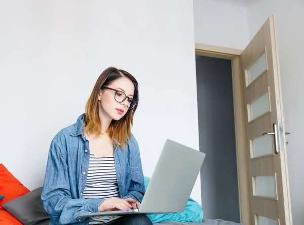 Jonge vrouw met laptop — Stockfoto