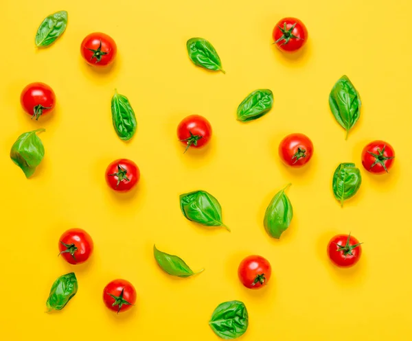 Свіжі стиглі помідори та листя базиліка — стокове фото