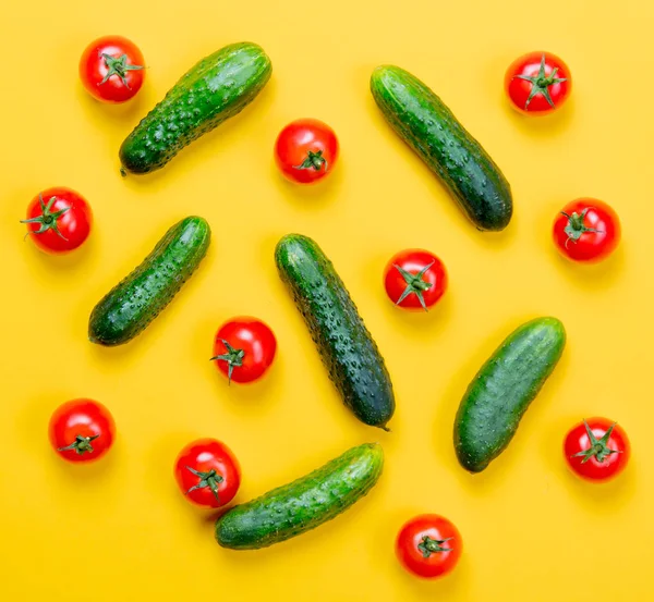 Taze domates ve salatalık.