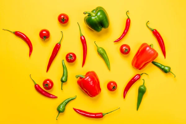 Verse rijpe tomaten en chilipepers — Stockfoto