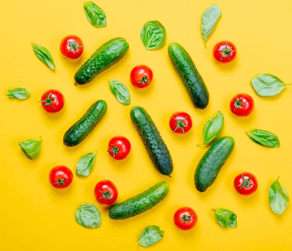 Taze domates ve salatalık.