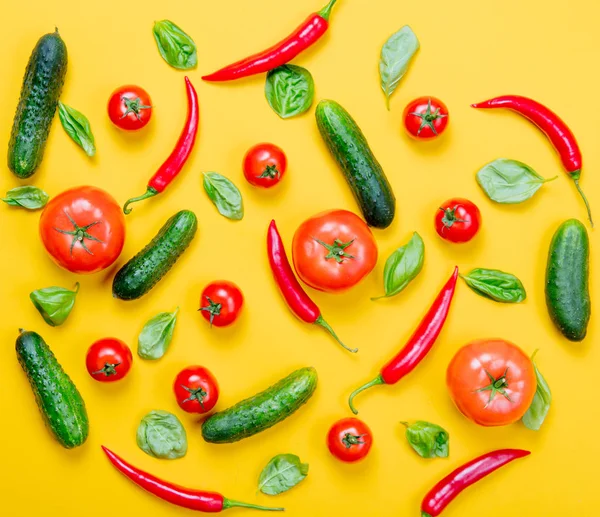 Taze domates ve salatalık. 