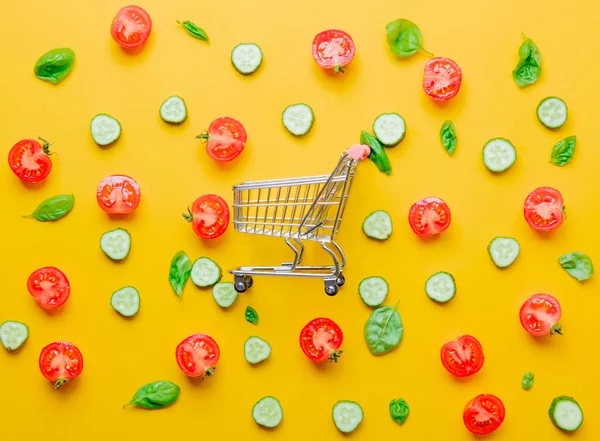 Winkelwagen met komkommers en tomaten — Stockfoto