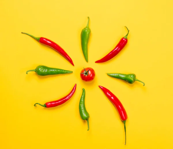 Verse rijpe tomaat en chilipepers — Stockfoto