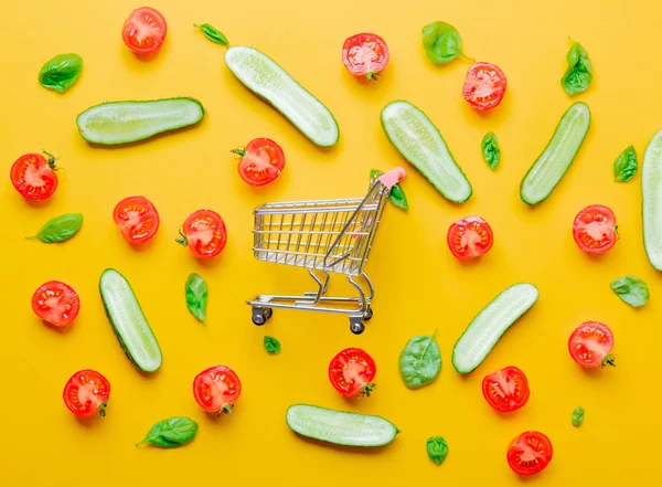 Winkelwagen met komkommers en tomaten — Stockfoto