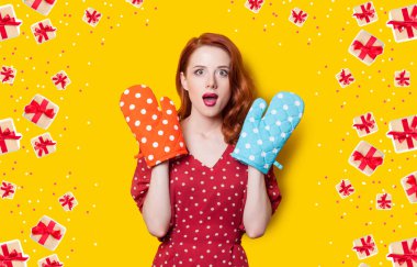 Fırın eldiveni olan kadın