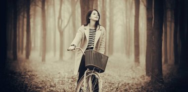 Bisikletli genç kadın