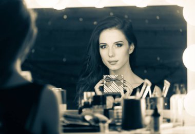 güzel kadın makyaj aynası 