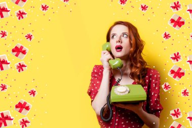 telefon ile genç kadın