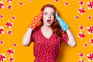 Fırın eldiveni olan kadın