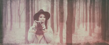 Genç kadın sonbahar ormanında