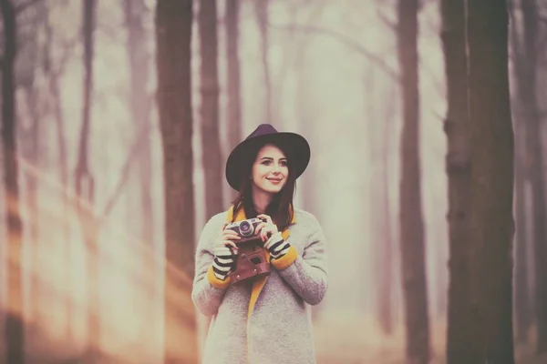 가을 숲 속의 젊은 여자 — 스톡 사진
