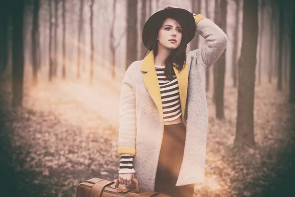 Jovem mulher na floresta de outono — Fotografia de Stock