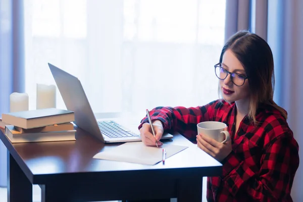 Giovane donna utilizzando il computer portatile — Foto Stock