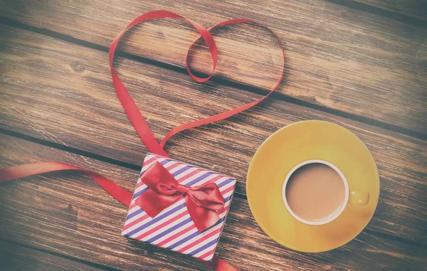 Tasse de café et boîte cadeau — Photo