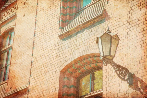 Oude metalen lantaarn op bakstenen muur — Stockfoto